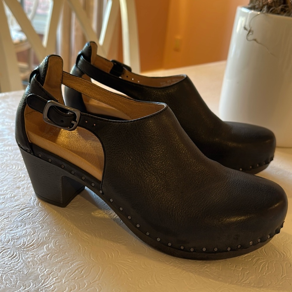 Dansko Women’s Sassy black milled burnished heeled clog size 40 (9.5)
